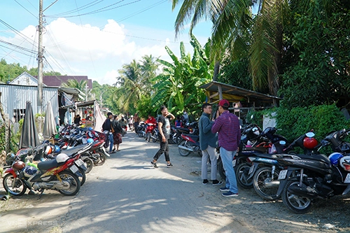 Hàng xe xếp dài trước cửa quán Rina. Nơi đây đông khách nhất vào tầm khoảng 15h - 17h. Ảnh: Di Vỹ. Hàng xe xếp dài trước cửa quán Rina. Nơi đây đông khách nhất vào tầm khoảng 15h - 17h. Ảnh: Di Vỹ.