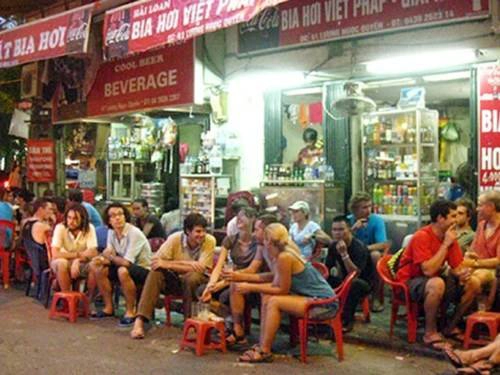 An ninh trật tự được đảm bảo, du khách thoải mái tham quan, thưởng thức dịch vụ trên đường phố Hà Nội. An ninh trật tự được đảm bảo, du khách thoải mái tham quan, thưởng thức dịch vụ trên đường phố Hà Nội.
