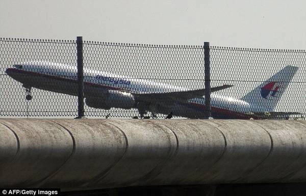 du-khach-khong-quay-lung-voi-malaysia-airlines-sau-tham-kich-mh17-1-ivivu