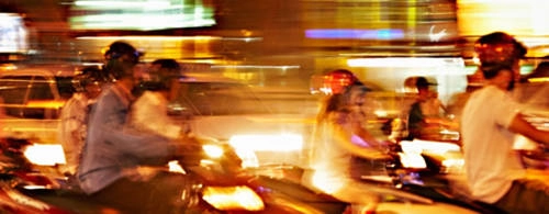 Khách du lịch sang Việt Nam thường khá sợ hãi khi sang đường. Ảnh: Huffingtonpost. Khách du lịch sang Việt Nam thường khá sợ hãi khi sang đường. Ảnh: Huffingtonpost.