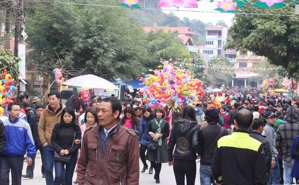 Con đường dẫn vào đền từ sáng sớm đã chật kín người. Không chỉ có du khách trong nước mà khá đông người Trung Quốc sống gần biên giới Việt Nam cũng làm thủ tục nhập cảnh sang tham gia lễ hội.