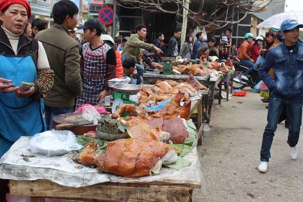 Các món ăn nổi tiếng của Lạng Sơn được bày bán, đặc biệt là thịt lợn quay.