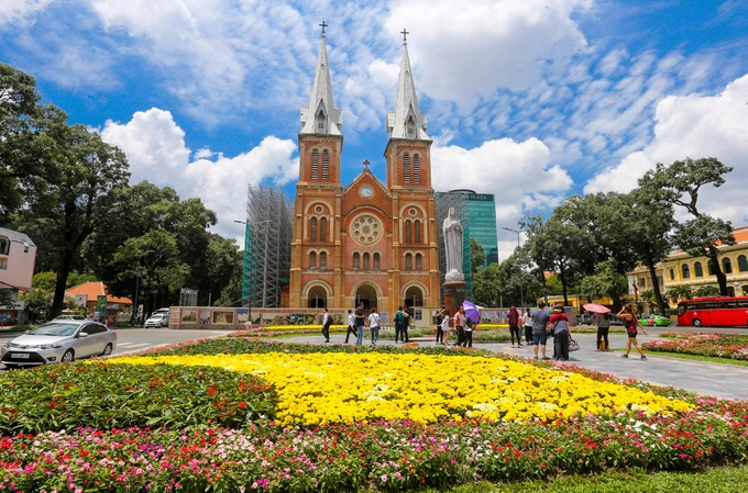 Vào ngày 17/9, khuôn viên trước nhà thờ Đức Bà hơn 100 năm tuổi đã hoàn thiện chỉnh trang thành vườn hoa. Quận 1 quyết định cải tạo lại khoảng không gian này do các công viên tại trung tâm Sài Gòn đang khá sơ sài, du khách phản ánh cây xanh đơn điệu, nhàm chán. Vào ngày 17/9, khuôn viên trước nhà thờ Đức Bà hơn 100 năm tuổi đã hoàn thiện chỉnh trang thành vườn hoa. Quận 1 quyết định cải tạo lại khoảng không gian này do các công viên tại trung tâm Sài Gòn đang khá sơ sài, du khách phản ánh cây xanh đơn điệu, nhàm chán.
