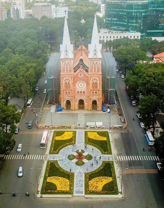 Lối đi lại quanh vườn hoa được lát lại đá, đặt nhiều thùng rác xung quanh. Kinh phí cải tạo là hơn 630 triệu đồng từ ngân sách của quận. Lối đi lại quanh vườn hoa được lát lại đá, đặt nhiều thùng rác xung quanh. Kinh phí cải tạo là hơn 630 triệu đồng từ ngân sách của quận.