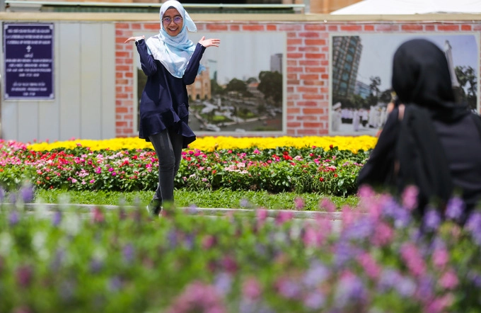 Hai cô gái đến từ Malaysia thích thú tạo dáng chụp ảnh bên những luống hoa nhiều loại. Hai cô gái đến từ Malaysia thích thú tạo dáng chụp ảnh bên những luống hoa nhiều loại.