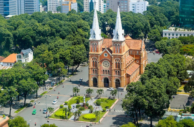 Trước đó, quận 1 đã cải tạo công viên Công trường Lam Sơn, sau lưng Nhà hát thành phố (vốn là bãi xe rộng 1.000 m2). Nhiều công viên khác như Bến Bạch Đằng, công trường Mê Linh, khuôn viên UBND quận cũng sẽ được làm mới trong thời gian tới. Trước đó, quận 1 đã cải tạo công viên Công trường Lam Sơn, sau lưng Nhà hát thành phố (vốn là bãi xe rộng 1.000 m2). Nhiều công viên khác như Bến Bạch Đằng, công trường Mê Linh, khuôn viên UBND quận cũng sẽ được làm mới trong thời gian tới.