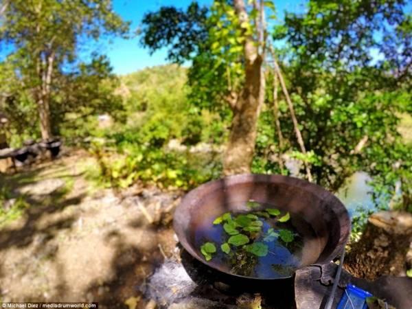 Michael chia sẻ, du khách tắm ở đây không phải lo lửa cháy quá lớn dẫn đến quá nóng vì chiếc bể Kawa rất dày, có thể ngăn ngọn lửa làm bỏng da. Anh thực sự thích thú với kỳ nghỉ của mình ở Tibiao.