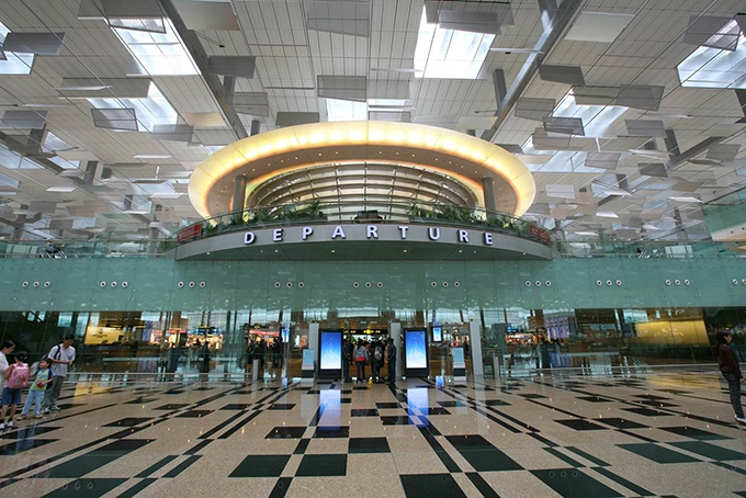 Sân bay Changi Singapore nhiều năm liền được bình chọn là sân bay tốt nhất thế giới với cơ sở vật chất hiện đại, thái độ phục vụ 5 sao. Sân bay Changi sở hữu rạp chiếu phim, bể bơi, khu vui chơi trẻ em, vườn hoa, cây cảnh với thiết kế hoành tráng. Đặc biệt, hệ thống mái che tận dụng ánh sáng mặt trời vào ban ngày để tiết kiệm điện và đem lại không gian thông thoáng. Sân bay Changi Singapore nhiều năm liền được bình chọn là sân bay tốt nhất thế giới với cơ sở vật chất hiện đại, thái độ phục vụ 5 sao. Sân bay Changi sở hữu rạp chiếu phim, bể bơi, khu vui chơi trẻ em, vườn hoa, cây cảnh với thiết kế hoành tráng. Đặc biệt, hệ thống mái che tận dụng ánh sáng mặt trời vào ban ngày để tiết kiệm điện và đem lại không gian thông thoáng.