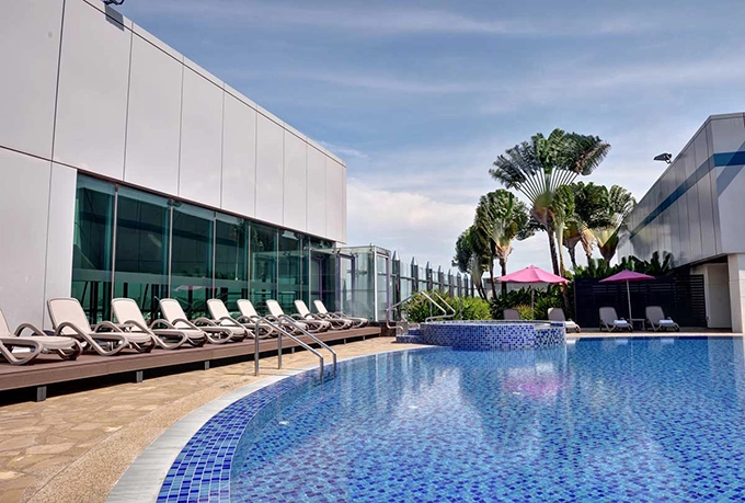 Ở khu vực sân thượng, bạn có thể bơi hoặc ngâm mình trong bể sục jacuzzi hay thưởng thức ly cocktail ở một quán bar. Ở khu vực sân thượng, bạn có thể bơi hoặc ngâm mình trong bể sục jacuzzi hay thưởng thức ly cocktail ở một quán bar.