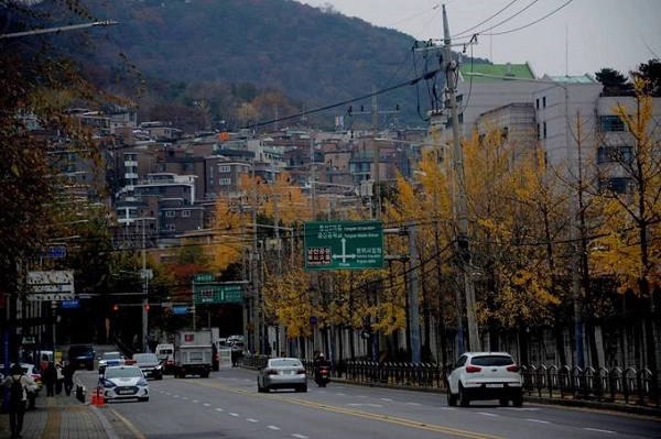 Khi đặt chân tới Seoul, tôi nhanh chóng bị cuốn vào nhịp sống hối hả, hiện đại của người dân xứ sở kim chi, với những bước chân rảo nhanh trên phố, những ánh mắt chăm chú dán chặt vào smartphone. Khi đặt chân tới Seoul, tôi nhanh chóng bị cuốn vào nhịp sống hối hả, hiện đại của người dân xứ sở kim chi, với những bước chân rảo nhanh trên phố, những ánh mắt chăm chú dán chặt vào smartphone.