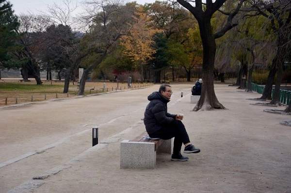 Ngọn núi nổi tiếng ở Seoul có tên là Nam Sơn (Namsan), nằm giữa lòng thành phố. Đứng trên đỉnh Nam Sơn, ta sẽ có cái nhìn bao quát về một thành phố toàn cầu: Lô nhô nhà cao tầng với những dòng xe chen chúc. Nam Sơn còn có một con đường cuốc bộ từ chân núi lên cho những ai muốn thong dong đi dưới những tán phong chuyển mùa. Ngọn núi nổi tiếng ở Seoul có tên là Nam Sơn (Namsan), nằm giữa lòng thành phố. Đứng trên đỉnh Nam Sơn, ta sẽ có cái nhìn bao quát về một thành phố toàn cầu: Lô nhô nhà cao tầng với những dòng xe chen chúc. Nam Sơn còn có một con đường cuốc bộ từ chân núi lên cho những ai muốn thong dong đi dưới những tán phong chuyển mùa.