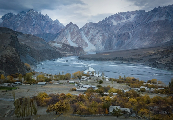 Khủng bố, chiến tranh, địa hình phức tạp là những điều khiến Pakistan bị xem là "vùng đất bất an". Tuy nhiên, anh Trần Khắc Tùng (hiện sống ở TP HCM) đã quyết định quay trở lại đây lần thứ 2. Bén duyên với vùng đất này từ một người bạn, anh Tùng bị hút hồn khi nhìn thấy những cây mơ, táo, đào nở hoa rực rỡ vào mùa xuân ở thung lũng Hunza, phía bắc Pakistan. "Tôi đã đến đây vào mùa xuân và như lạc vào thiên đường", anh kể. Khủng bố, chiến tranh, địa hình phức tạp là những điều khiến Pakistan bị xem là "vùng đất bất an". Tuy nhiên, anh Trần Khắc Tùng (hiện sống ở TP HCM) đã quyết định quay trở lại đây lần thứ 2. Bén duyên với vùng đất này từ một người bạn, anh Tùng bị hút hồn khi nhìn thấy những cây mơ, táo, đào nở hoa rực rỡ vào mùa xuân ở thung lũng Hunza, phía bắc Pakistan. "Tôi đã đến đây vào mùa xuân và như lạc vào thiên đường", anh kể.