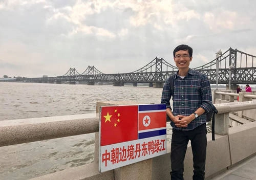 Ngô Quang Minh bên dòng sông Áp Lục.