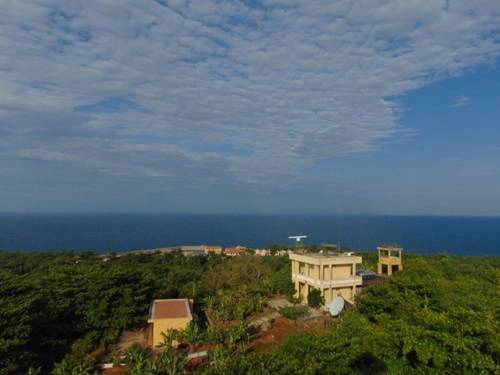 Quang cảnh biển đảo Cồn Cỏ nhìn từ ngọn hải đăng. Quang cảnh biển đảo Cồn Cỏ nhìn từ ngọn hải đăng.