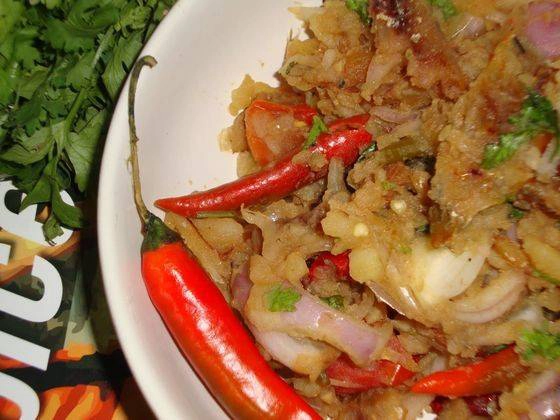 Nahkham: Đặc sản của tộc Garo này gồm một loại cà ri được nấu từ cá khô với tro và rau. Đây là một trong những món có mùi khó ngửi nhất của ẩm thực Ấn Độ. Ảnh: Khorisa/blogspot.