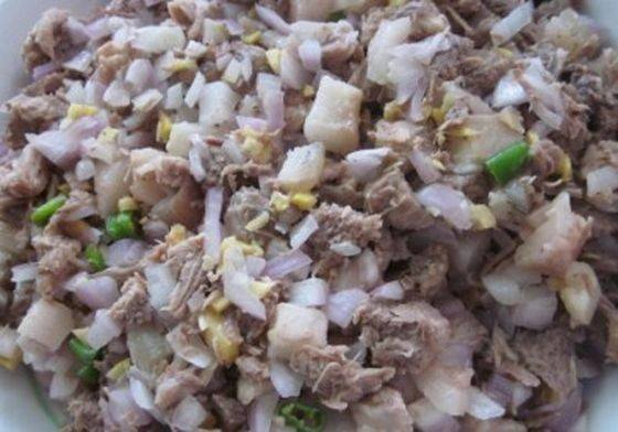 Doh Khileh: Nhìn qua thì món salad có xuất xứ từ bang Meghalaya khá giống món hành trộn thịt bình thường, nhưng điều khiến Doh Khileh đặc biệt là một thành phần không phải ai cũng dám ăn: óc lợn hấp. Ảnh: Northeasttoday.