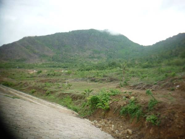 Một hồ chứa nước lớn đang được xây dưới chân Ngọa Long Sơn, vừa phục vụ sinh hoạt cho người dân, vừa phục vụ cho nông nghiệp, và cũng sẽ là một điểm du lịch sinh thái trong tương lai. Một hồ chứa nước lớn đang được xây dưới chân Ngọa Long Sơn, vừa phục vụ sinh hoạt cho người dân, vừa phục vụ cho nông nghiệp, và cũng sẽ là một điểm du lịch sinh thái trong tương lai.