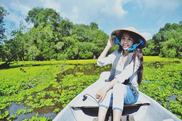 Cứ độ tháng 10 tháng 11 hàng năm, dân du lịch từ Nam ra Bắc lại rủ nhau đi ngắm rừng tràm Trà Sư yên bình và xanh mát mùa nước nổi. Ảnh:@myl_truong Cứ độ tháng 10 tháng 11 hàng năm, dân du lịch từ Nam ra Bắc lại rủ nhau đi ngắm rừng tràm Trà Sư yên bình và xanh mát mùa nước nổi. Ảnh:@myl_truong