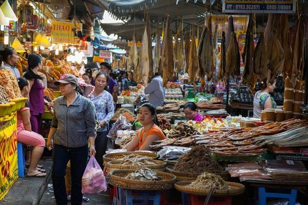 Nằm ở phường Châu Phú A, thành phố Châu Đốc, tỉnh An Giang, chợ Châu Đốc là điểm đến du khách không nên bỏ qua trong hành trình miền Tây Nam Bộ. Chợ có nhiều mặt hàng phong phú, họp từ sáng sớm tới tầm trưa. Ảnh: Thiên Minh.
