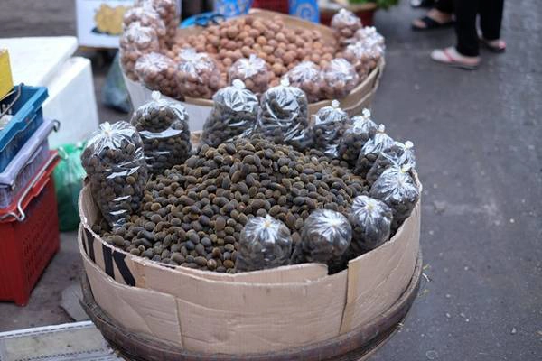Quả xay rừng làm dân đô thị mê mẩn. Bạn có thể mua một túi để đem theo nhâm nhi dọc đường. Loại quả này có vị chua, ngọt rất dễ ăn. Ảnh: Minh Hằng.