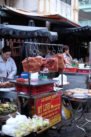 Ngoài ra, chợ còn bán các đồ ăn sẵn như heo quay vàng ươm... Ảnh: Hoàng Linh.