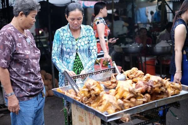 Món gà rán nguyên con thơm phức. Ảnh: Hoàng Linh.