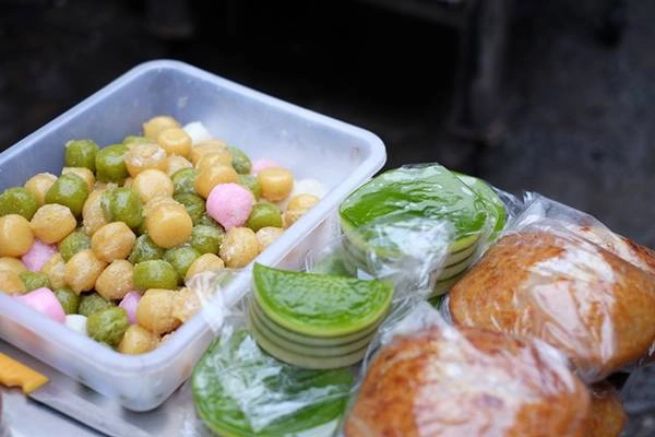 Những loại bánh hợp để ăn vặt như bánh bò, bánh bò thốt nốt, bánh da lợn... khiến các du khách không thể không mua mỗi loại một ít để thưởng thức. Ảnh: Hoàng Linh.