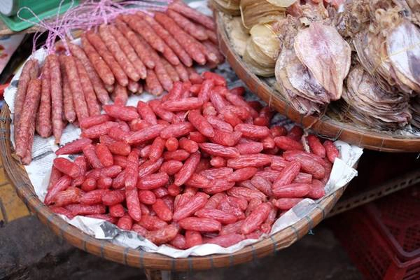 Lạp xưởng heo và lạp xưởng bò cũng là đặc sản của vùng An Giang, với màu sắc tươi ngon. Ảnh: Minh Hằng.