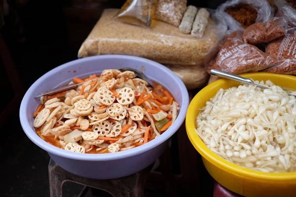 Nếu có thời gian, bạn có thể mua củ sen, củ kiệu muối giòn để ăn trong bữa trưa. Ảnh: Minh Hằng.