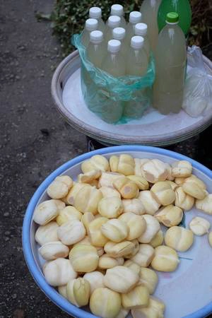 Quả thốt nốt và nước thốt nốt là một đặc sản bạn không nên bỏ qua khi ghé khu chợ này. Ảnh: Hoàng Linh.