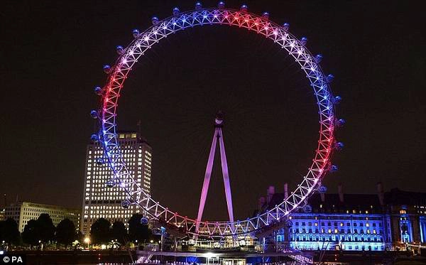 London Eye được thắp sáng bởi những màu đặc trưng đỏ, hồng, xanh và tím.