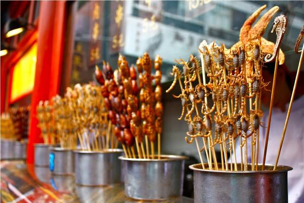 Các món ăn đặc sản được bày bán ở Vương Phủ Tỉnh. Ảnh: tourplus.my Các món ăn đặc sản được bày bán ở Vương Phủ Tỉnh. Ảnh: tourplus.my