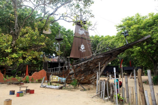 Ở quán cà phê “thuyền hải tặc” - Ảnh: Thủy Trần Ở quán cà phê “thuyền hải tặc” - Ảnh: Thủy Trần