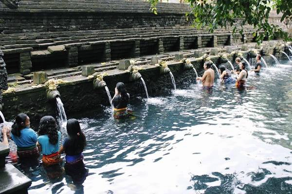 Đền Tirta Empul.