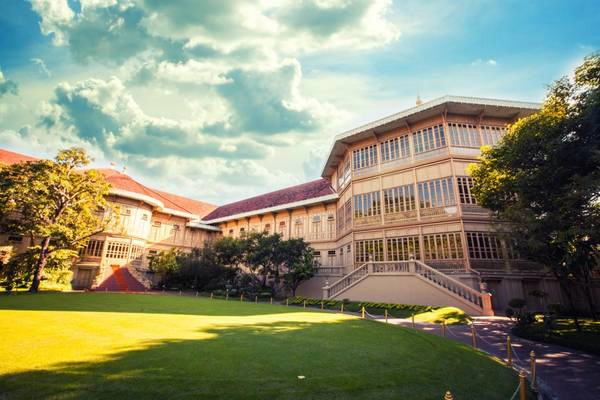 Cung điện Vimanmek là tòa nhà bằng gỗ teak màu vàng đẹp và lớn nhất thế giới. Ảnh: vimanmek.com