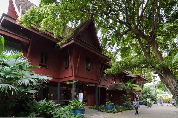 Bảo tàng – ngôi nhà Jim Thompson là một trong số ít những ngôi nhà gỗ tếch vẫn còn lưu giữ những bộ sưu tập đồ cổ quý giá. Ảnh: urban-connects.com