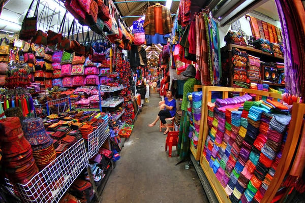 Bạn có thể tìm hầu hết mọi thứ ở Chatuchak. Ảnh: Bangkok.com