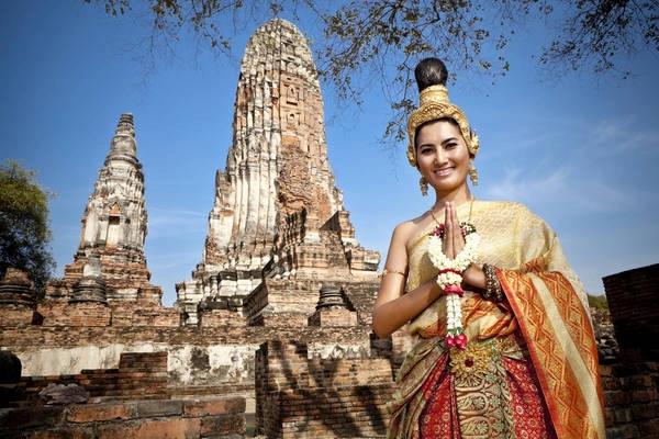 Khi chào người Thái, bạn nên theo kiểu hai tay chắp trước ngực, đầu hơi cúi xuống. Ảnh: samuiislandvillas.com
