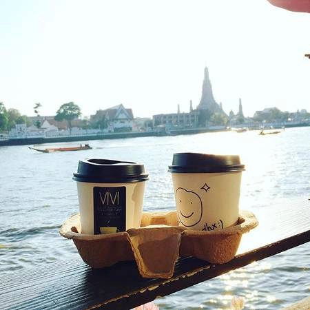 Nếu muốn thả mình cùng nhịp sống sôi đông của dòng sông Chao Praya, hãy chọn một chiếc bàn nhỏ xinh ở khu ban công và để thỏa thích ngắm nhìn những con thuyền nhộn nhịp xuôi ngược chở đầy những lữ khách thập phương. Ảnh: vivi_coffeeplace