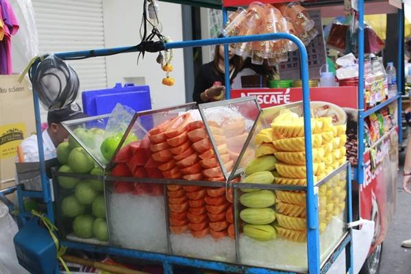 Là một nước có khí hậu nhiệt đới nên trái cây Thái Lan rất phong phú, tươi ngon mà lại rất rẻ. Là một nước có khí hậu nhiệt đới nên trái cây Thái Lan rất phong phú, tươi ngon mà lại rất rẻ.
