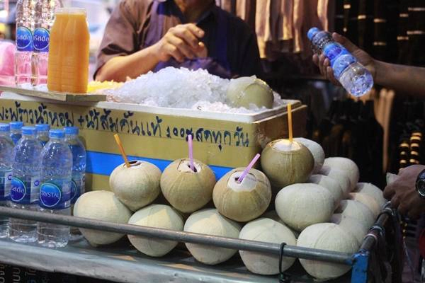 Người ta thích uống dừa dứa ướp lạnh hơn vì nó giải khát rất tốt. Người ta thích uống dừa dứa ướp lạnh hơn vì nó giải khát rất tốt.