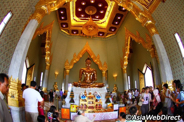 ất đông du khách ghe thăm chùa Wat Traimit để chỉ được nhìn tận mắt tượng Phật vàng. Ảnh: Bangkok.com