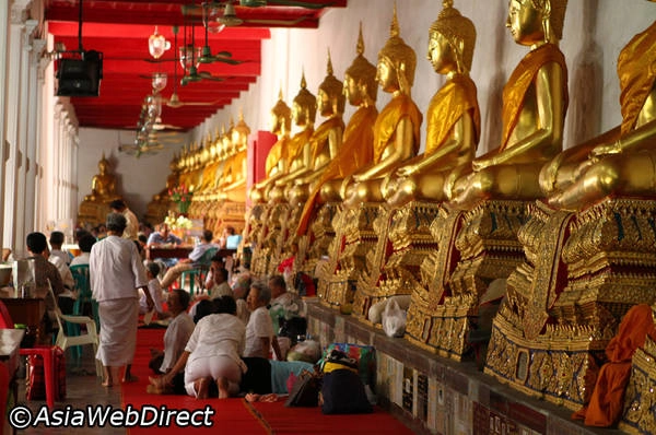 Rất nhiều du khách tìm đến chùa Wat Mahathat để học thiền. Ảnh: Bangkok.com