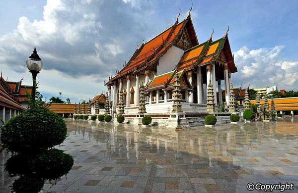 Wat Suthat là một trong những ngôi chùa cổ nhất ở Bangkok. Ảnh: Bangkok.com