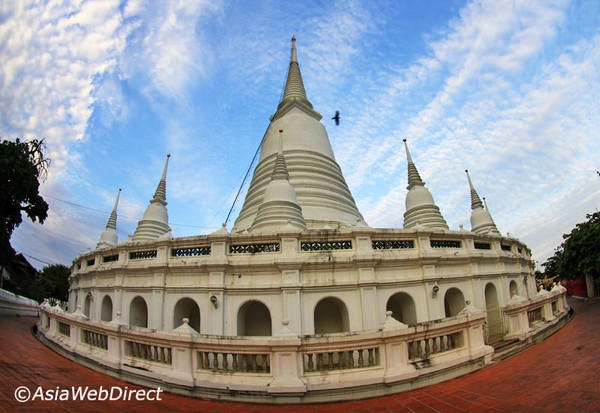 Chùa Wat Prayoon nhìn từ bên ngoài. Ảnh: Bangkok.com
