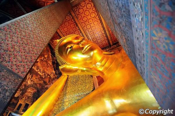 Bức tượng Phật nằm ấn tượng bên trong chùa. Ảnh: Bangkok.com