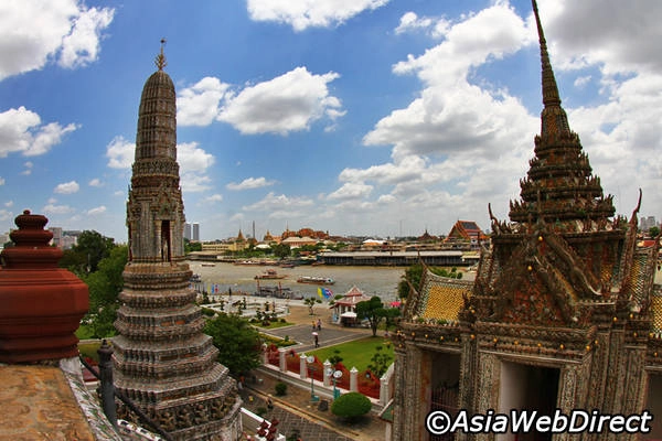 Khi đứng tại ban công cao nhất của chùa, bạn có thể nhìn thấy toàn cảnh sông Chao Phraya và Bangkok từ cầu Rama I đến Hoàng cung. Ảnh: Bangkok.com