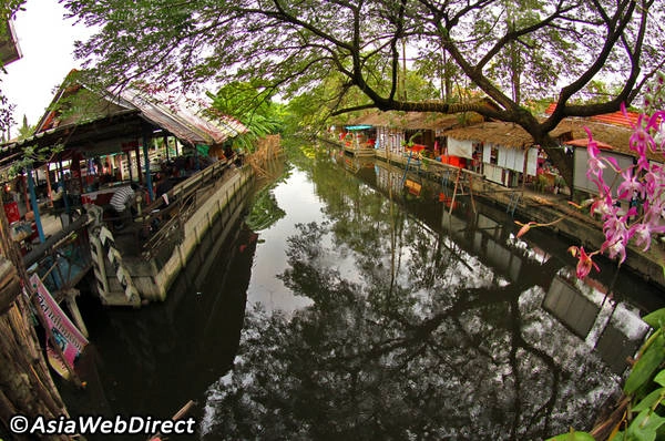 Chợ nổi Bang Nam Pheung nằm ngay trong lòng thành phố Bangkok. Ảnh: Bangkok.com