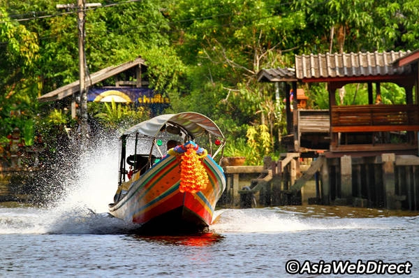 Du khách cũng có thể ngồi thuyền khám phá khung cảnh 2 bên bờ sông. Ảnh: Bangkok.com