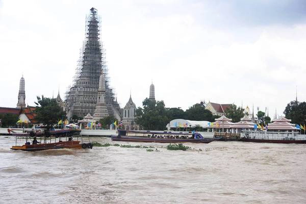 Chùa Wat Arun bên sông Chao Phraya. San San